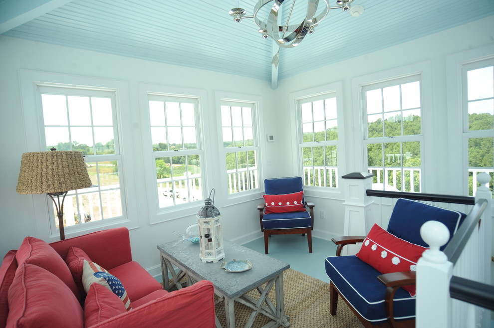 Exempel på ett litet klassiskt uterum, med målat trägolv, tak och blått golv