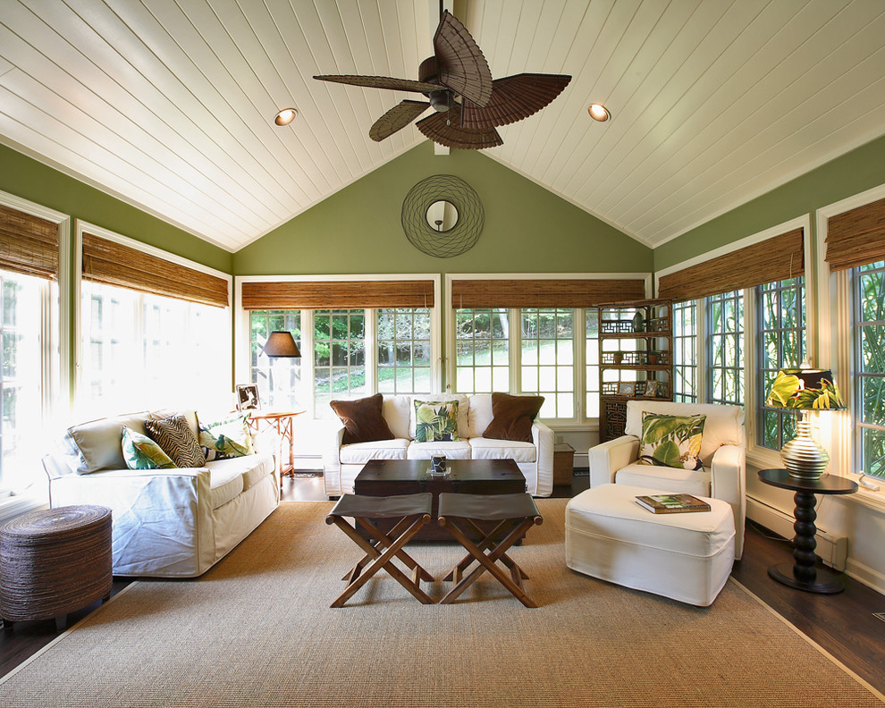 Idee per una veranda tradizionale con parquet scuro, soffitto classico e pavimento marrone