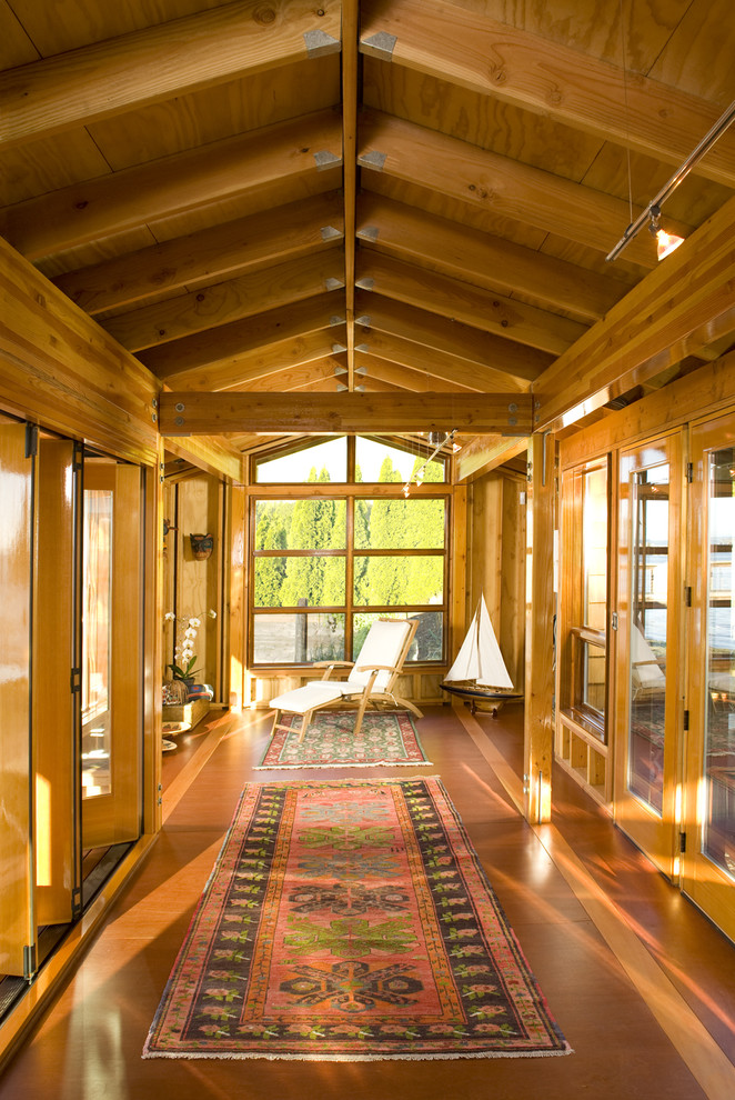 Ispirazione per una veranda rustica con pavimento in legno massello medio e soffitto classico