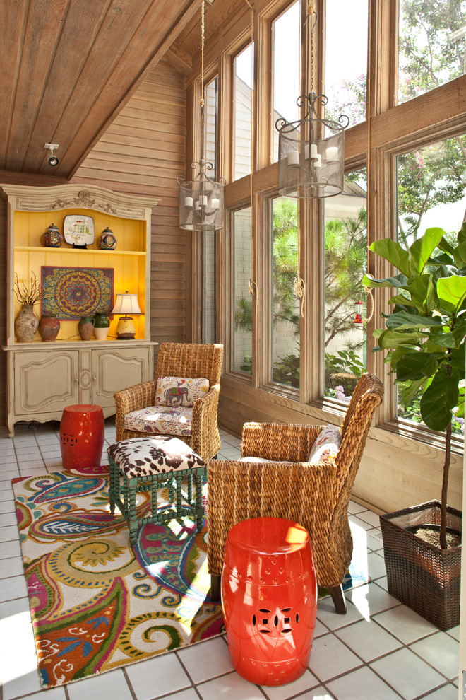 Esempio di una veranda country con soffitto classico