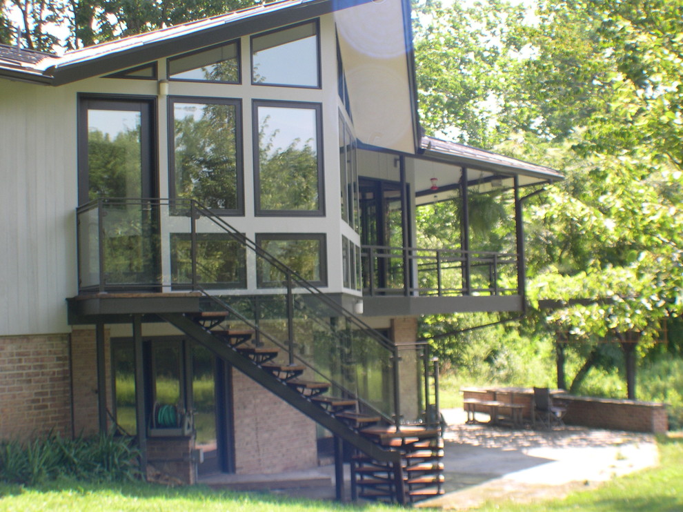 Foto della facciata di una casa moderna di medie dimensioni