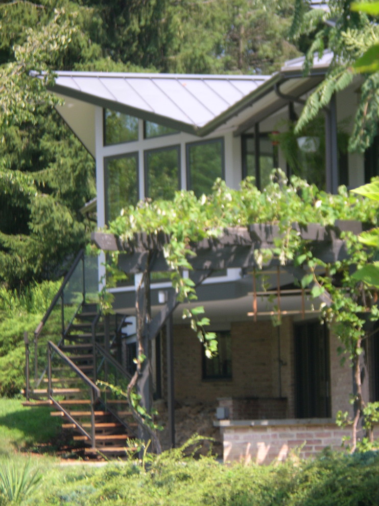 Immagine di una veranda moderna di medie dimensioni con parquet chiaro