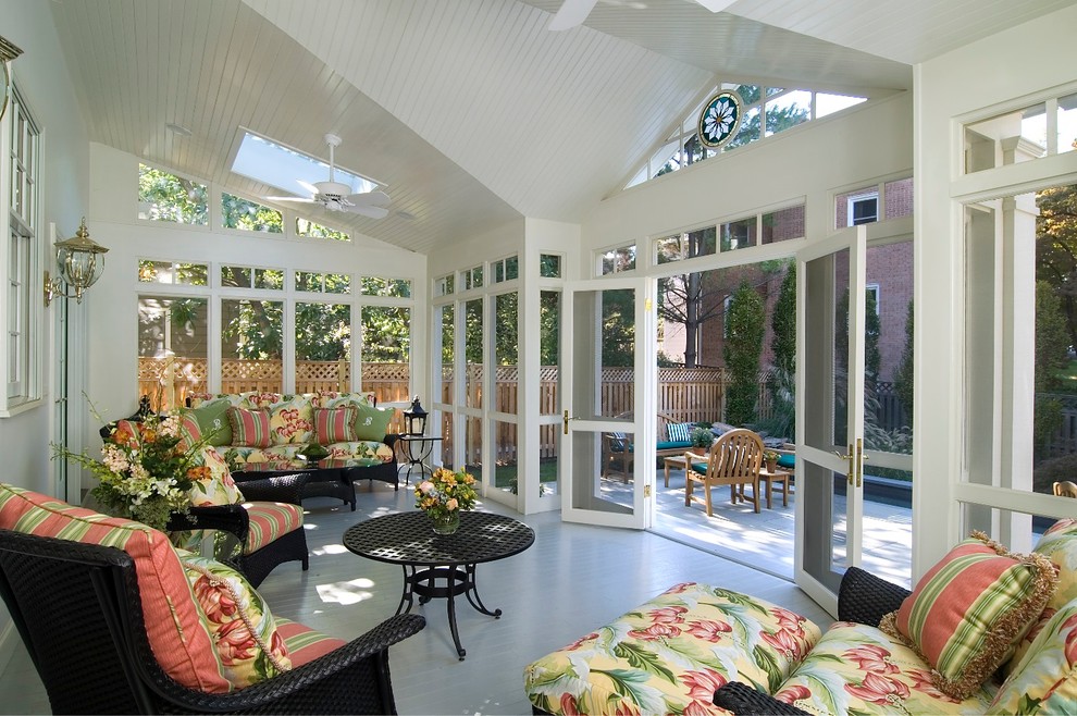 Стильный дизайн: большая терраса в классическом стиле с деревянным полом, потолочным окном и серым полом - последний тренд