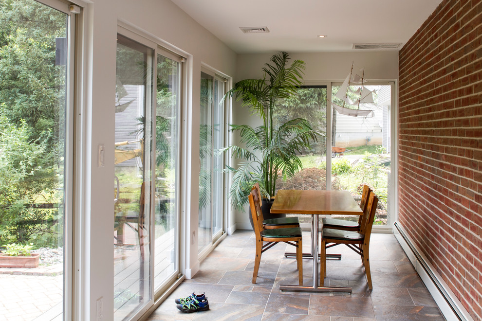 Источник вдохновения для домашнего уюта: маленькая терраса в стиле ретро с полом из керамогранита, стандартным потолком и серым полом без камина для на участке и в саду