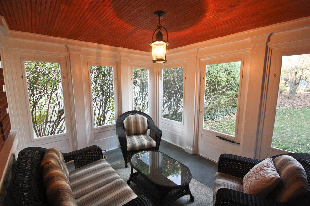 Immagine di una piccola veranda classica con soffitto classico