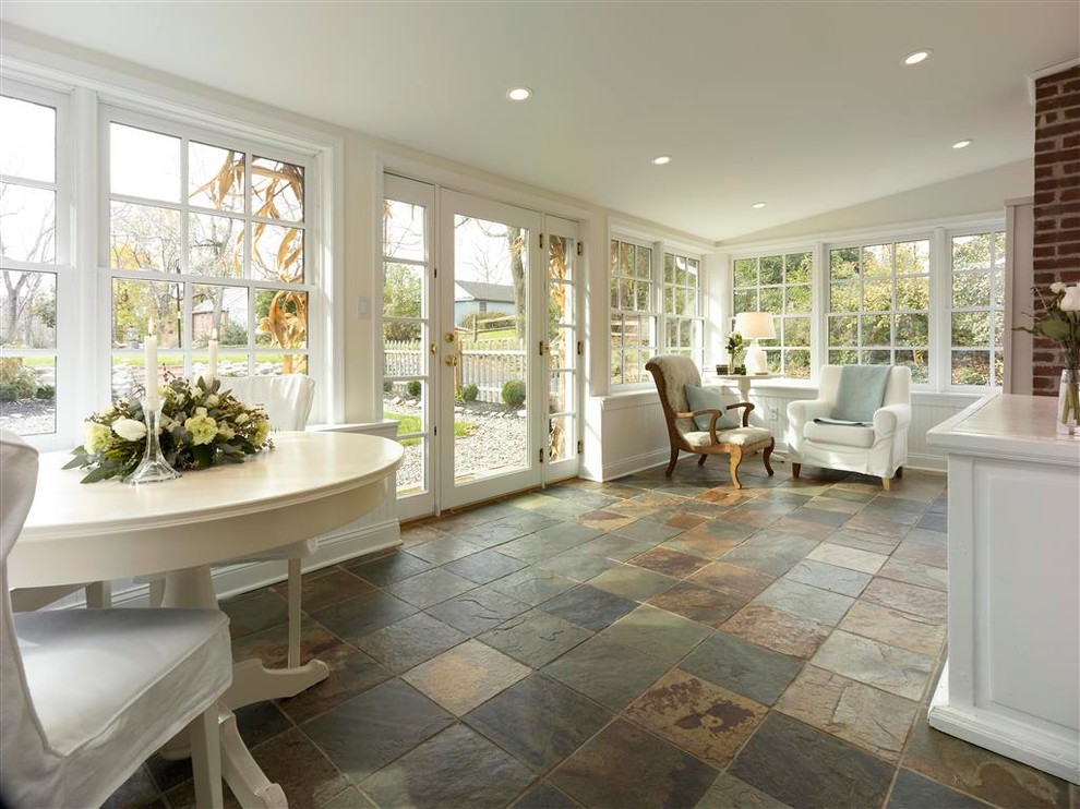 Esempio di una veranda classica di medie dimensioni con pavimento in ardesia, soffitto classico e pavimento multicolore