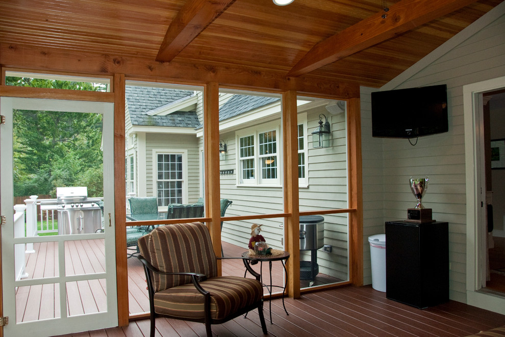 Esempio di una veranda tradizionale di medie dimensioni con pavimento in legno massello medio, nessun camino e soffitto classico