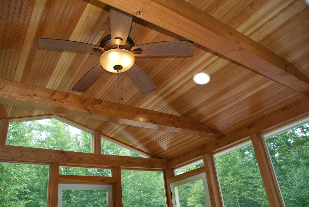 Immagine di una veranda classica di medie dimensioni con pavimento in legno massello medio, nessun camino e soffitto classico
