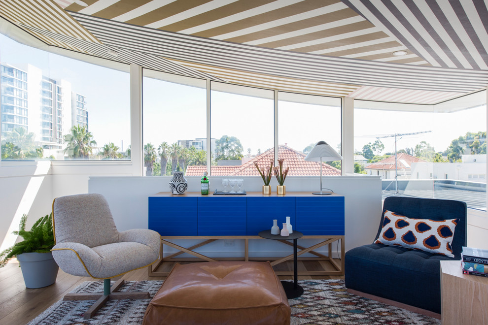 Immagine di una veranda minimalista di medie dimensioni con parquet chiaro, nessun camino, soffitto classico e pavimento marrone