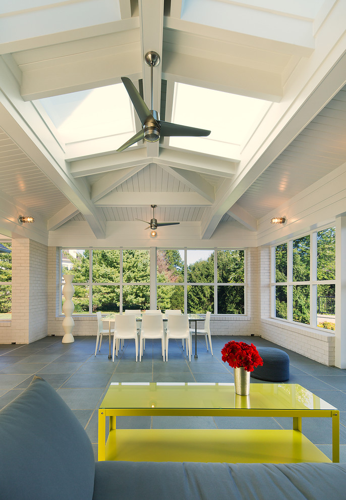Foto de galería contemporánea con techo con claraboya y suelo gris