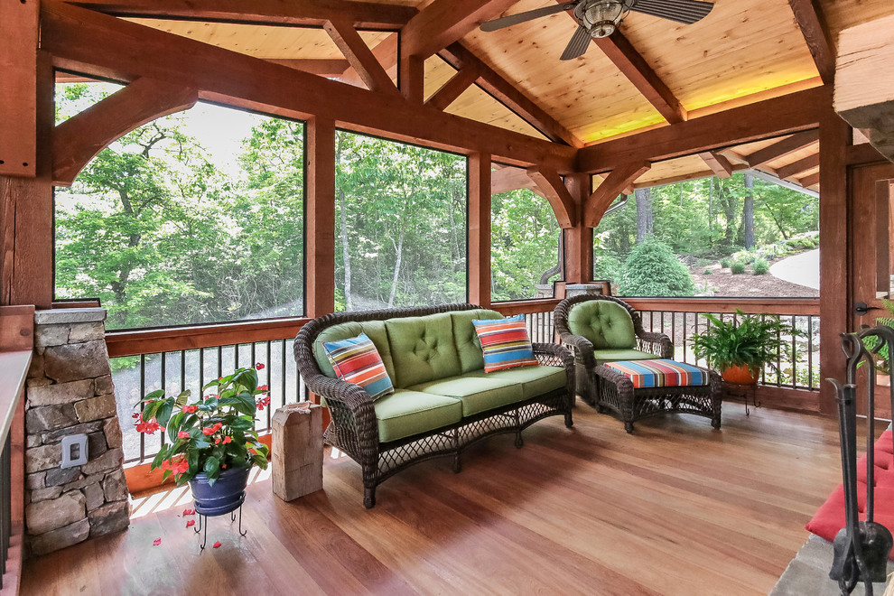 Foto di una veranda american style di medie dimensioni con parquet chiaro, camino classico, cornice del camino in pietra e soffitto classico