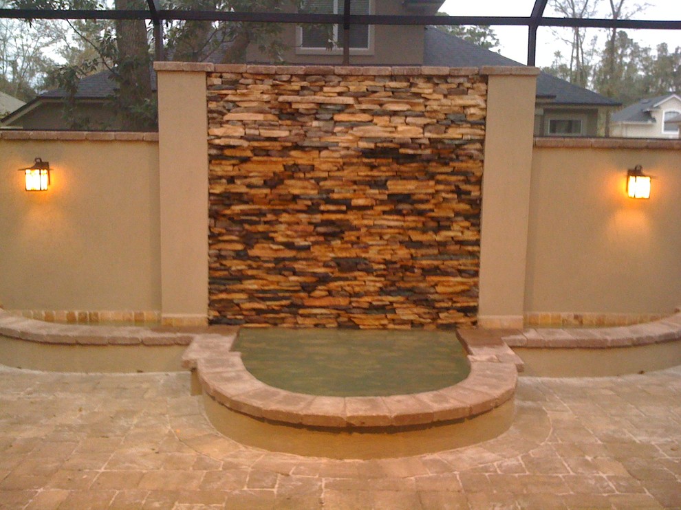 Cette image montre une véranda chalet de taille moyenne avec un sol en brique, aucune cheminée et un plafond en verre.