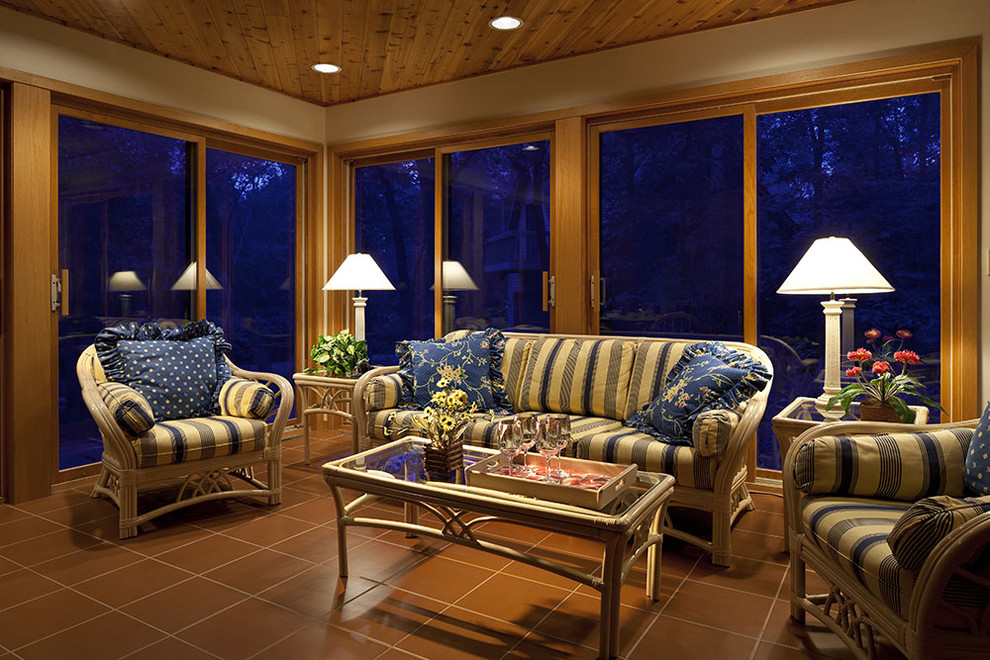 Immagine di una veranda chic con pavimento con piastrelle in ceramica, soffitto classico e pavimento marrone