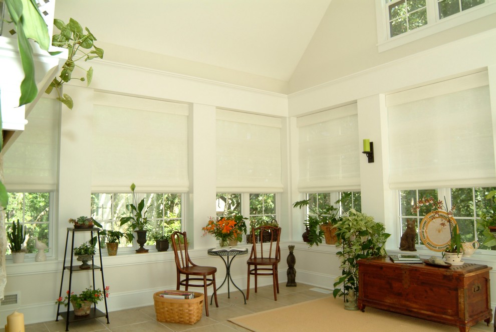 Imagen de galería actual de tamaño medio sin chimenea con suelo de baldosas de porcelana, techo con claraboya y suelo beige