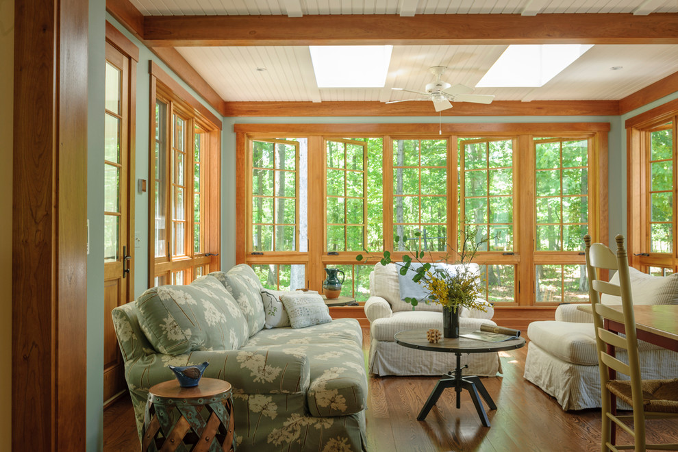 Idee per una veranda american style di medie dimensioni con pavimento in legno massello medio e lucernario
