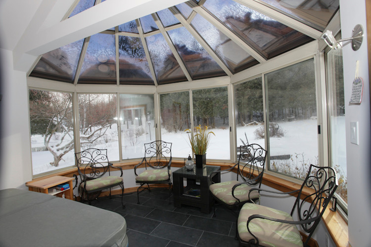 На фото: терраса среднего размера в стиле кантри с полом из сланца и стеклянным потолком с