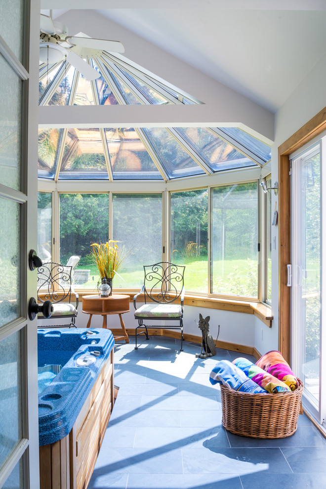 Idée de décoration pour une véranda champêtre de taille moyenne avec un sol en ardoise et un plafond en verre.