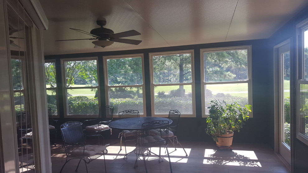 Foto di una veranda chic di medie dimensioni con pavimento in legno massello medio e soffitto classico