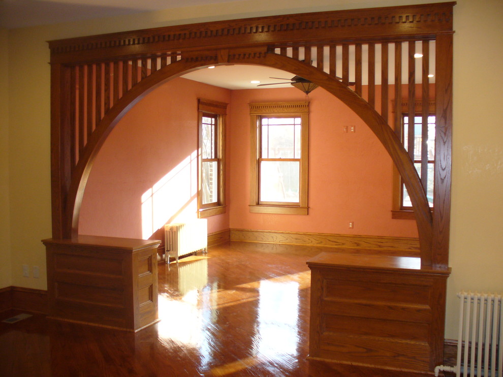 Idée de décoration pour une véranda craftsman de taille moyenne avec parquet foncé, aucune cheminée, un plafond standard et un sol marron.