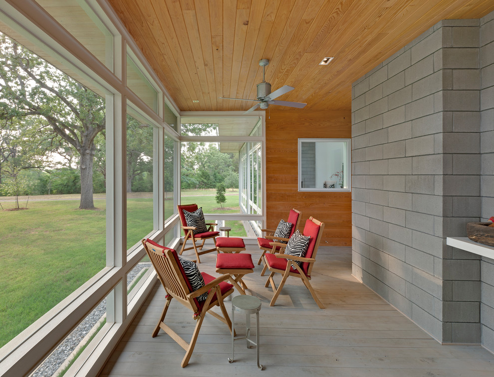 Foto di una veranda minimalista di medie dimensioni con parquet chiaro, soffitto classico e pavimento grigio