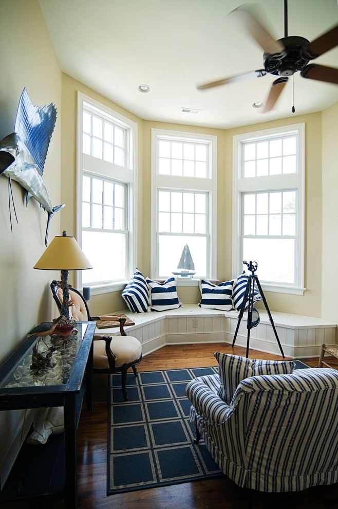 Foto di un soggiorno costiero con pareti beige e pavimento in legno massello medio
