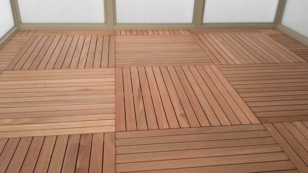 Idee per una veranda classica di medie dimensioni con pavimento in legno massello medio