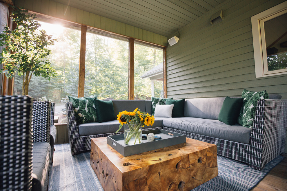 Foto di una veranda stile rurale di medie dimensioni con pavimento in legno massello medio e pavimento marrone