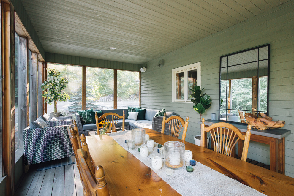 Idee per una veranda stile rurale di medie dimensioni con pavimento in legno massello medio e pavimento marrone