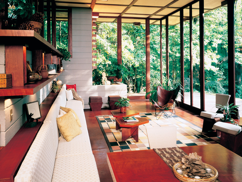 Idee per una grande veranda tropicale con parquet scuro, nessun camino e soffitto classico