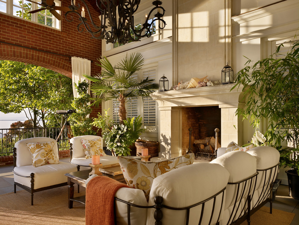 Foto di una grande veranda tradizionale con camino classico, cornice del camino in pietra, soffitto classico e pavimento beige
