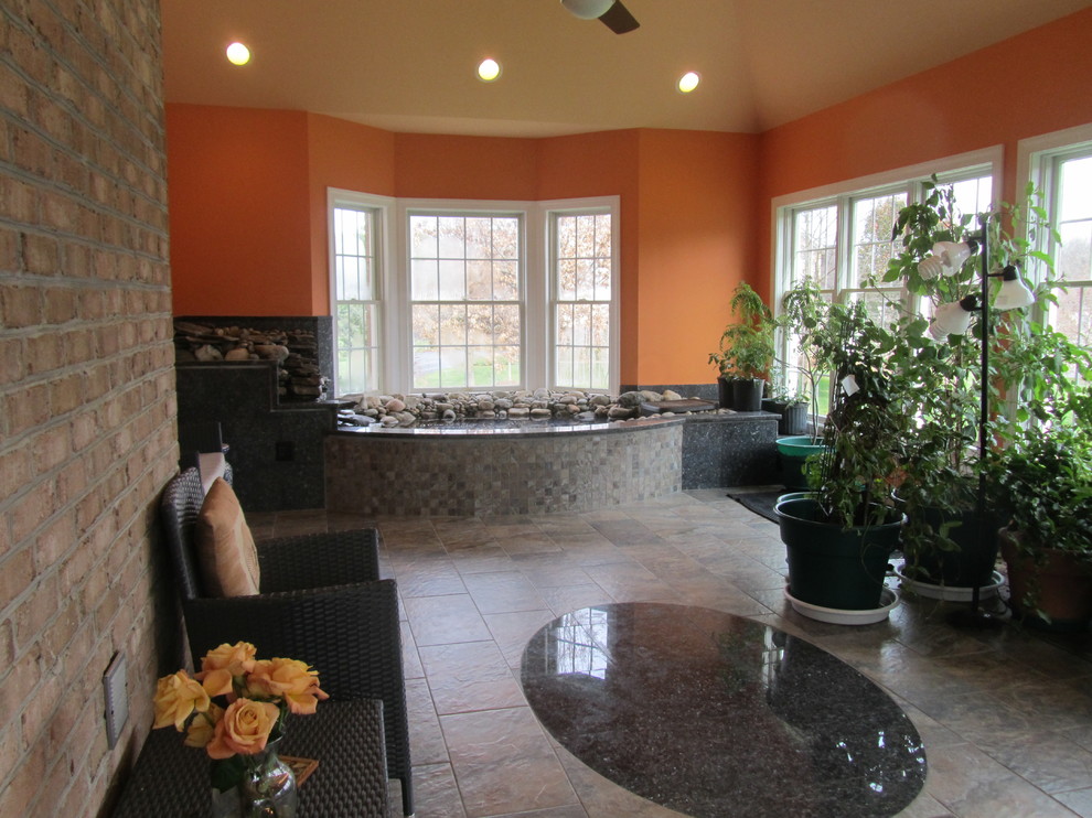 Immagine di una grande veranda tropicale con pavimento con piastrelle in ceramica, soffitto classico e pavimento grigio