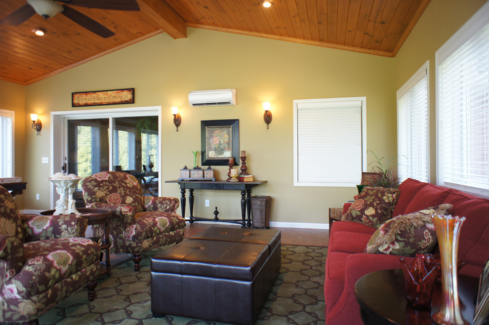 Foto di una veranda classica di medie dimensioni con pavimento con piastrelle in ceramica, soffitto classico e pavimento marrone