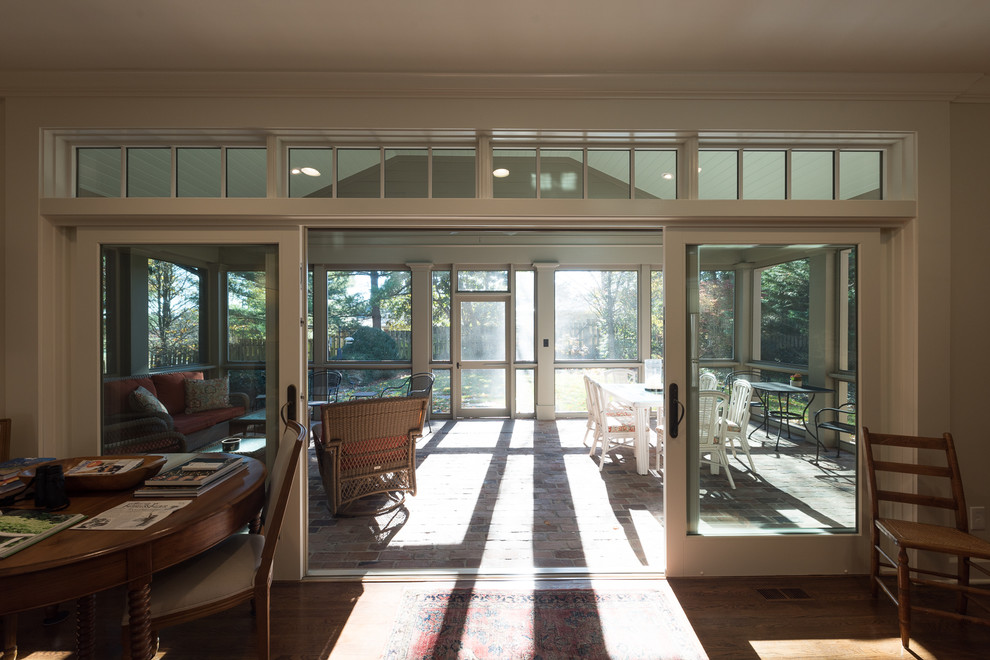 Esempio di una veranda classica di medie dimensioni con parquet scuro, nessun camino, soffitto classico e pavimento marrone