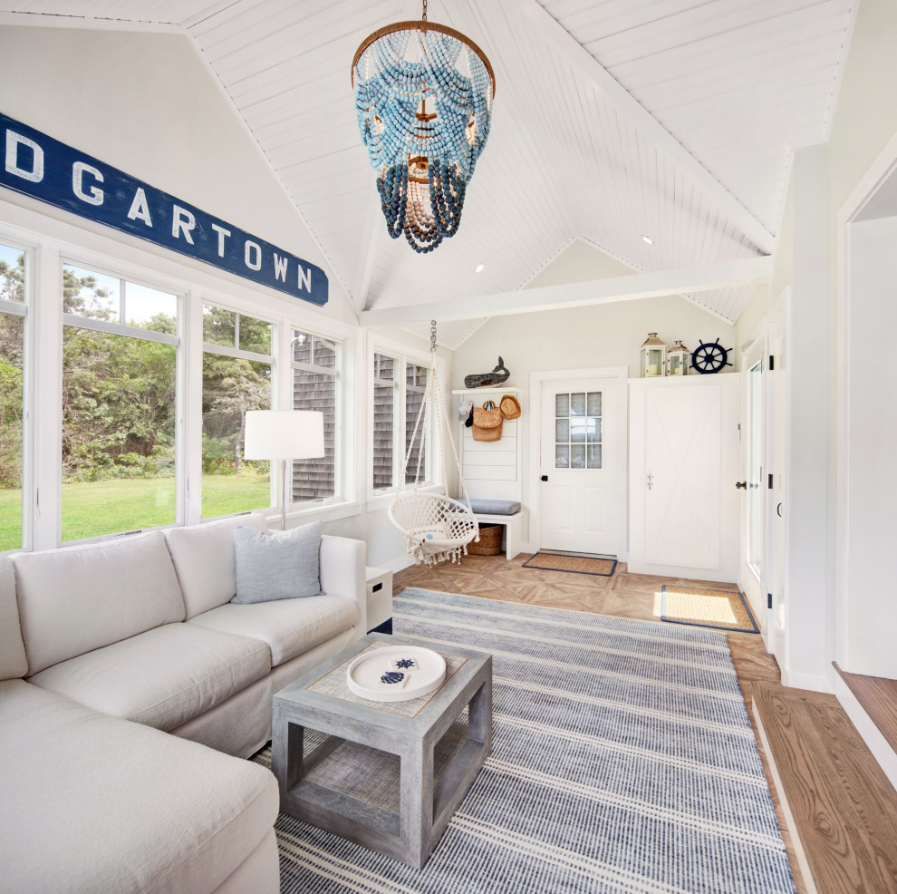 Immagine di una veranda stile marino con pavimento in legno massello medio, soffitto classico e pavimento marrone
