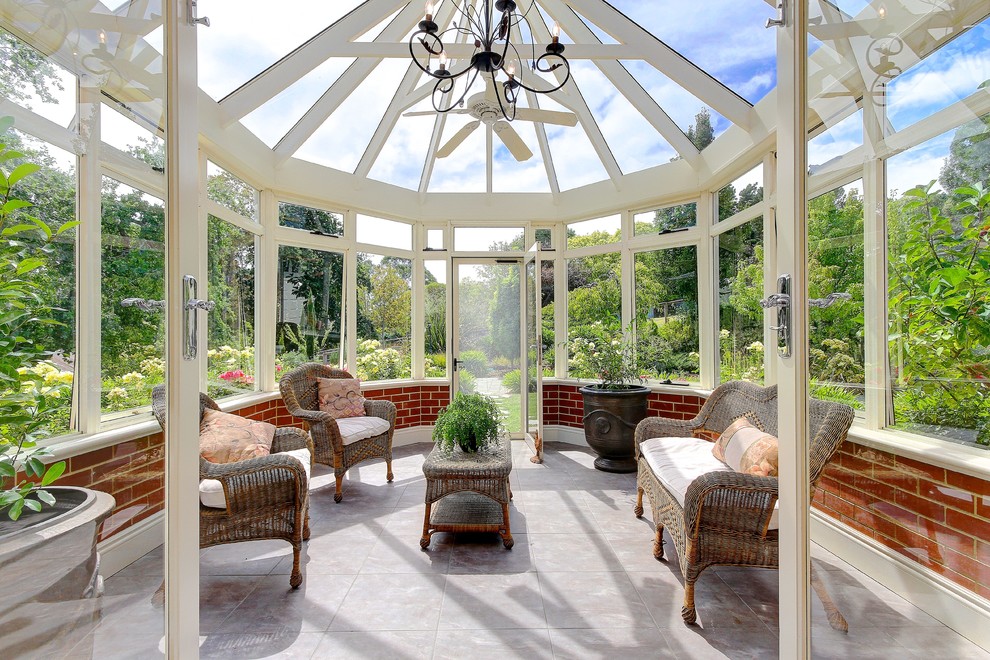 Пример оригинального дизайна: терраса в викторианском стиле с стеклянным потолком
