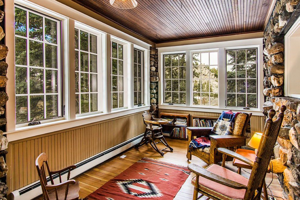 Foto di una piccola veranda rustica con pavimento in legno massello medio e soffitto classico