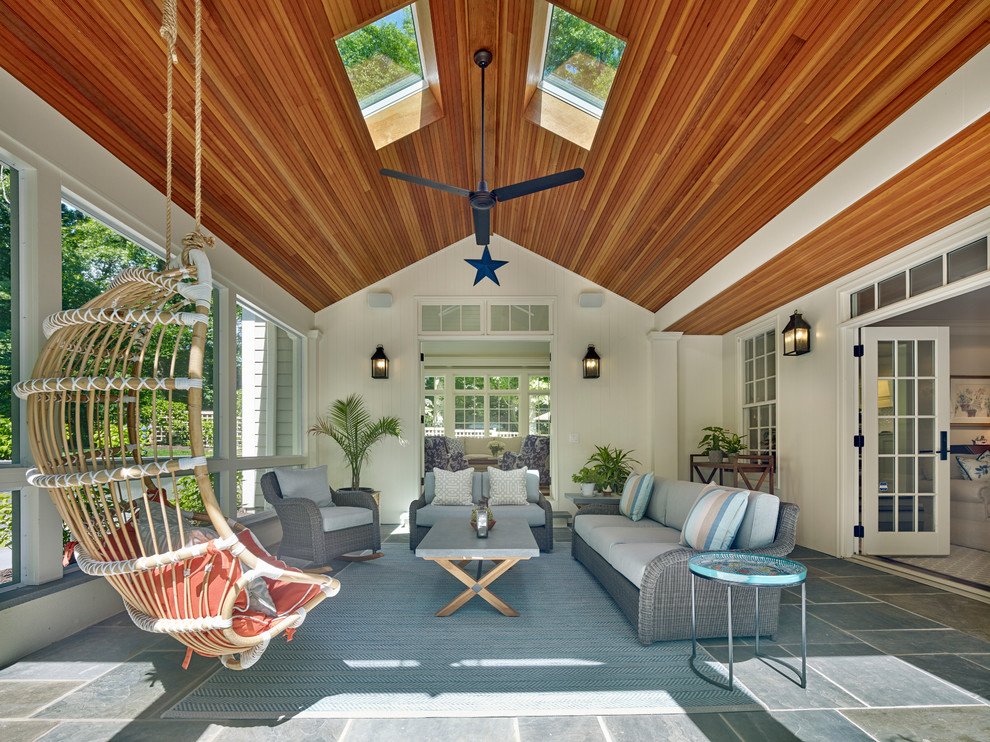 Idee per un'ampia veranda tradizionale con lucernario e pavimento multicolore