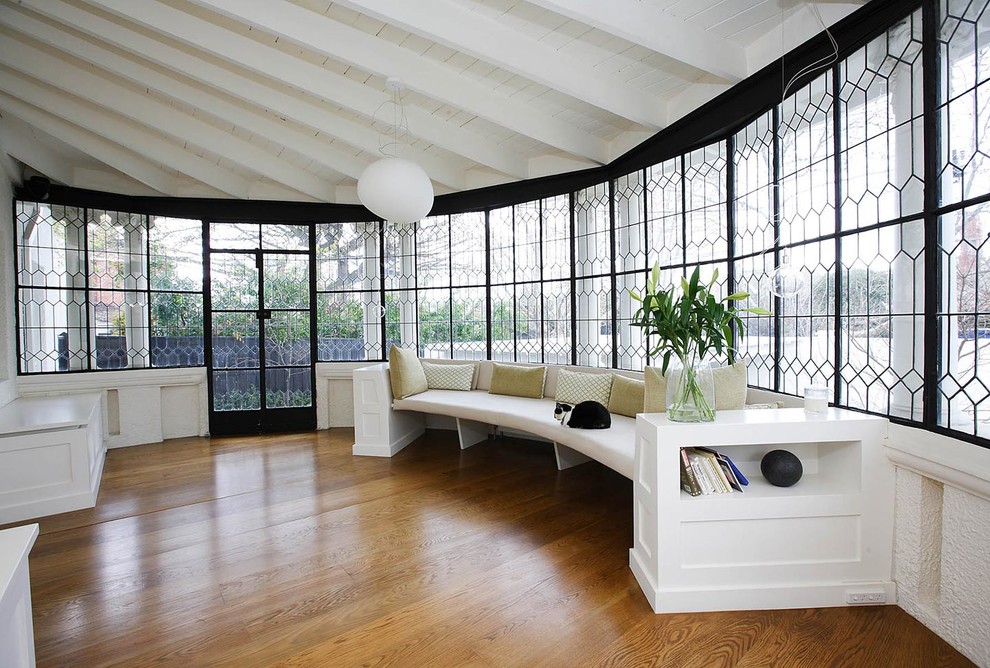 Idee per una veranda tradizionale di medie dimensioni con pavimento in legno massello medio e soffitto classico