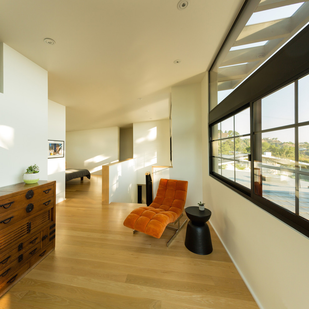 Foto di una grande veranda moderna con parquet chiaro, nessun camino, soffitto classico e pavimento giallo