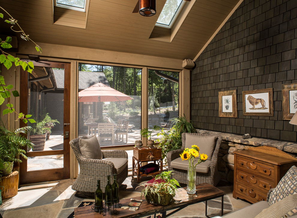 Idee per una veranda tradizionale con pavimento in ardesia e lucernario