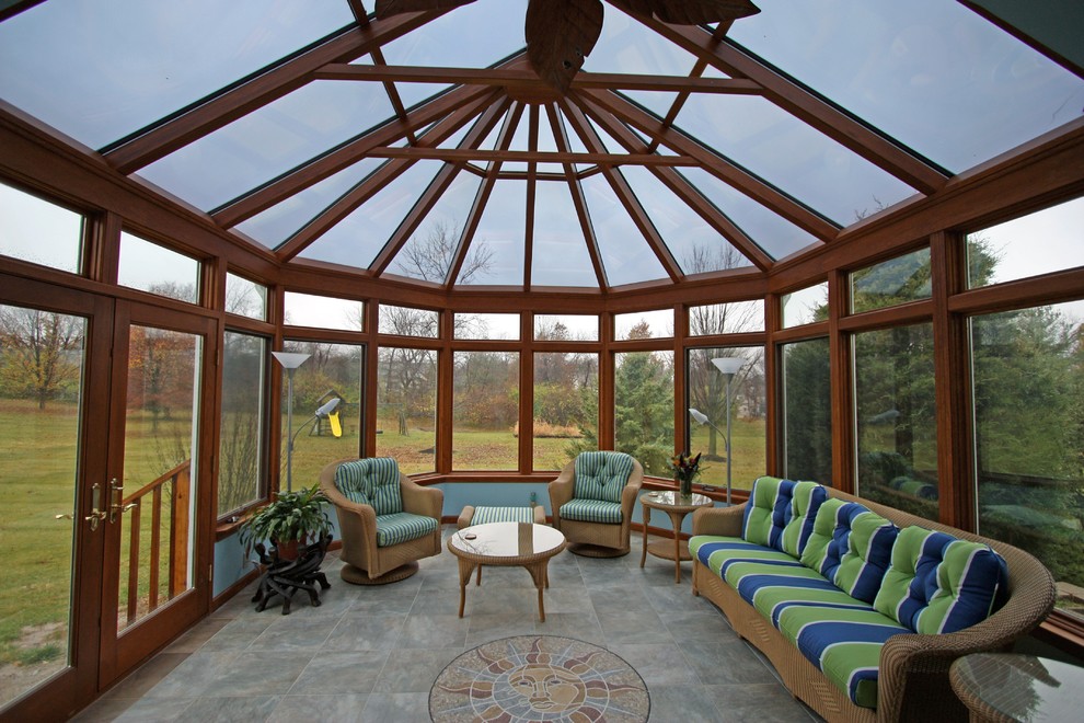 Foto di una veranda classica di medie dimensioni con pavimento con piastrelle in ceramica e soffitto in vetro