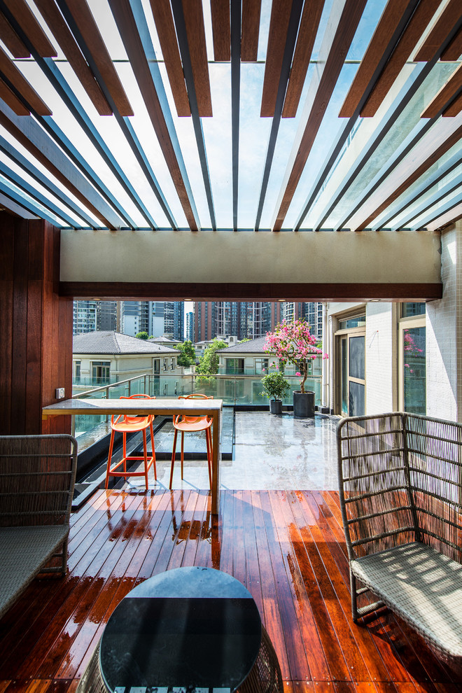 Immagine di una piccola veranda design con parquet scuro, nessun camino, soffitto in vetro e pavimento marrone