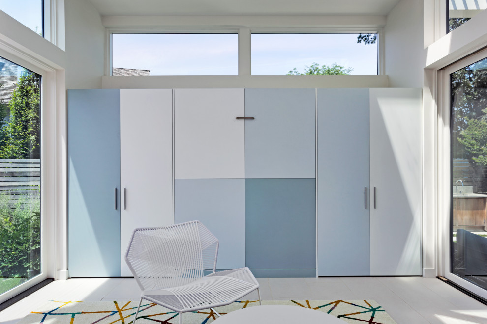 Inspiration för ett mycket stort minimalistiskt uterum, med klinkergolv i porslin, takfönster och vitt golv