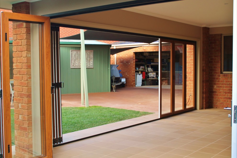 Immagine di una veranda chic con pavimento in gres porcellanato e soffitto classico