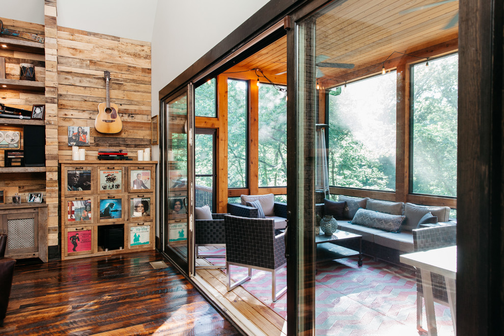 Immagine di una veranda stile rurale con pavimento in legno massello medio, soffitto classico e pavimento marrone