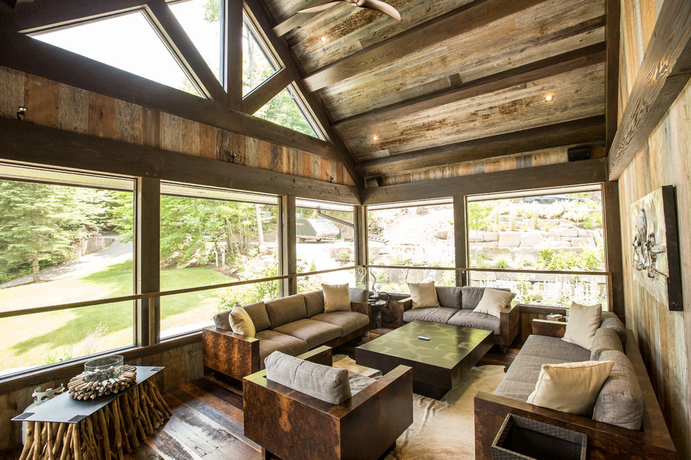 Diseño de galería rural con suelo de madera en tonos medios y techo estándar
