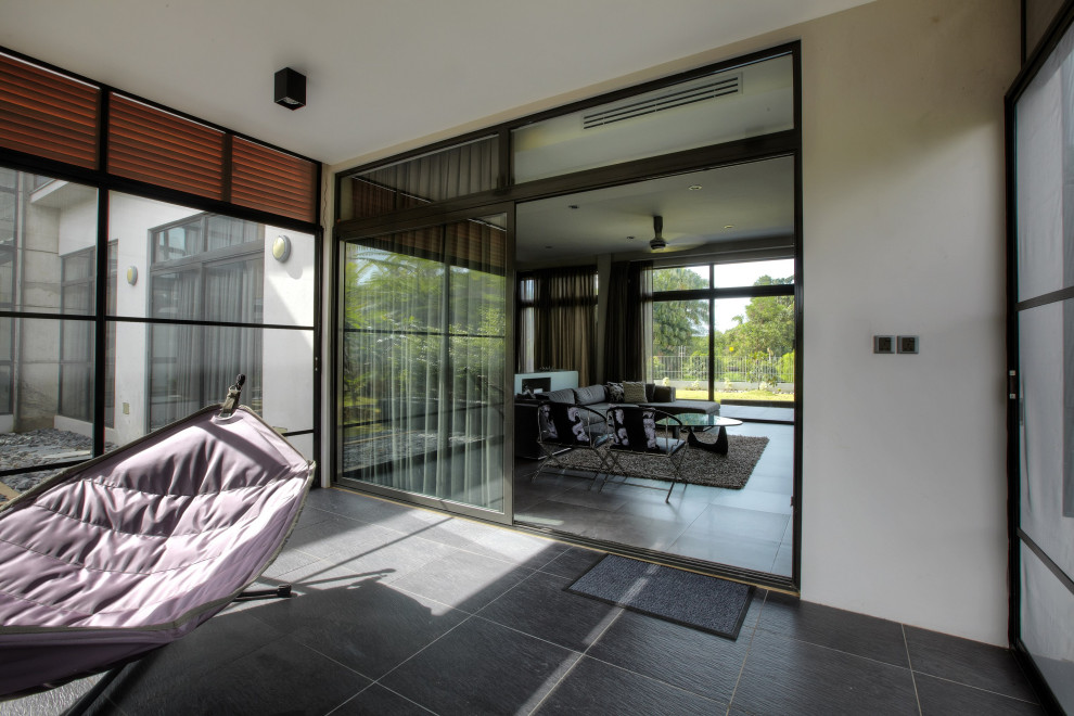 Источник вдохновения для домашнего уюта: терраса среднего размера в современном стиле с полом из керамической плитки, стандартным потолком и черным полом