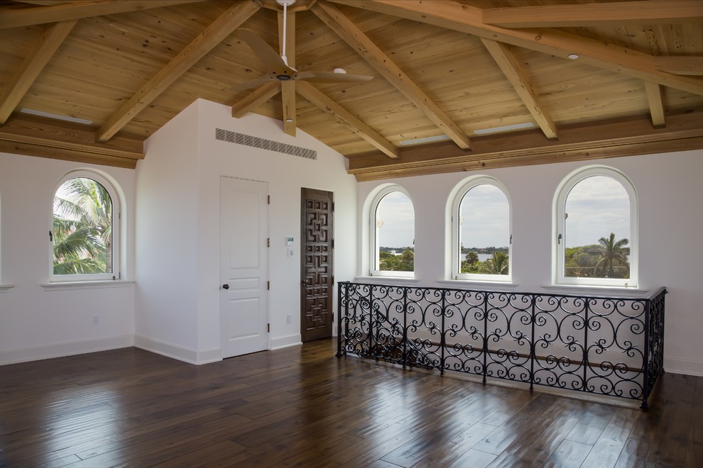 Modelo de galería mediterránea de tamaño medio sin chimenea con suelo de madera en tonos medios y techo estándar