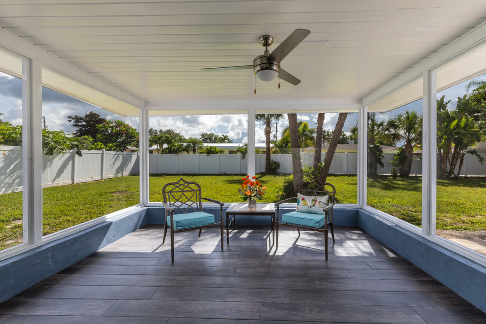 Ispirazione per una veranda moderna con pavimento in gres porcellanato e pavimento grigio