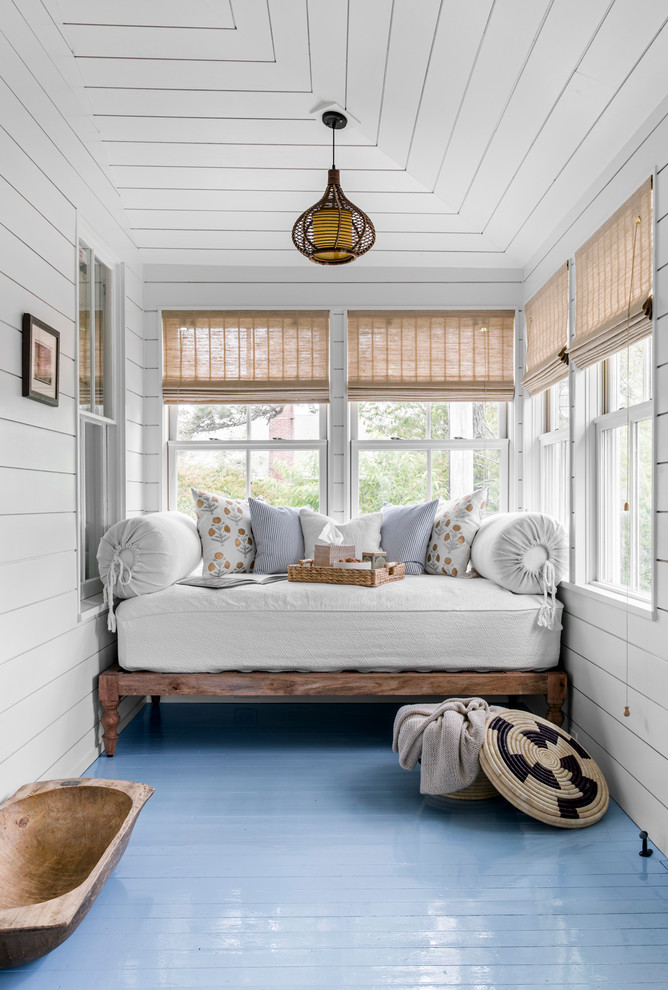 Inspiration för ett litet maritimt uterum, med målat trägolv, tak och blått golv